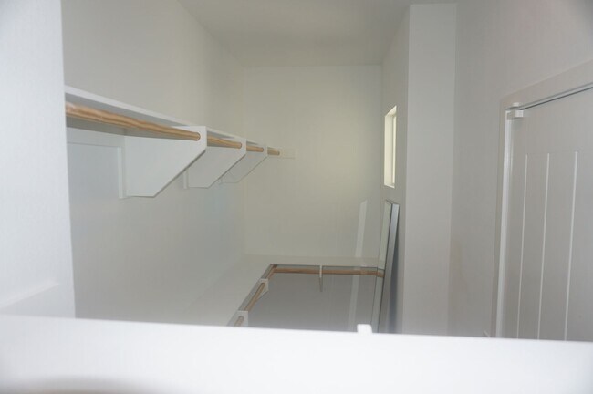 Foto del edificio - Stunning 4 Bedroom 3 Bath Plus Loft Home i...