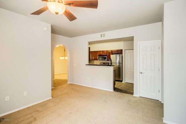Sala de estar - 2550 E River Rd