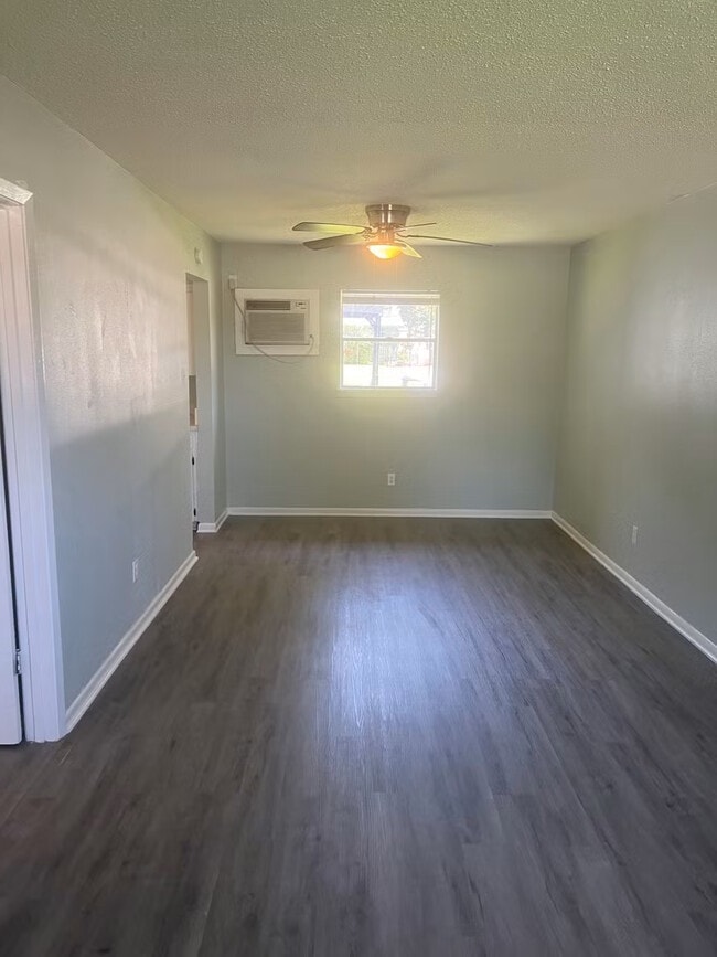 Building Photo - 208 E Reagan Ave