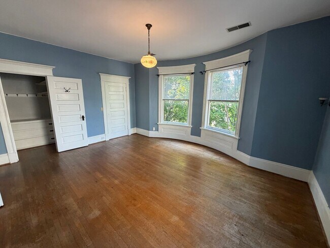 Foto del edificio - 705 E Walnut St
