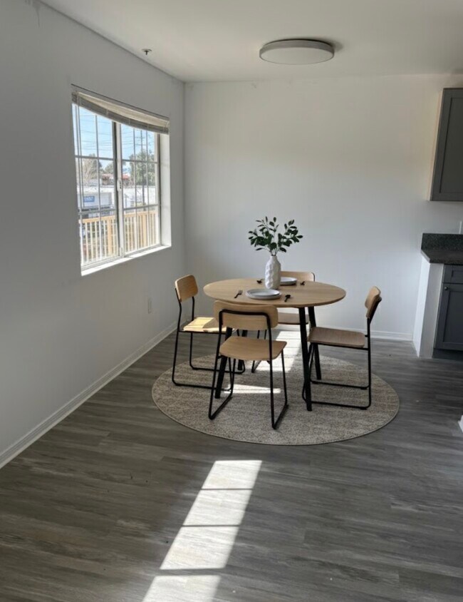 Foto del edificio - 7308 Canby Ave