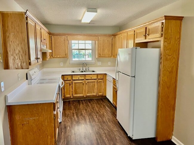 Building Photo - 15 Glenda Dr SW