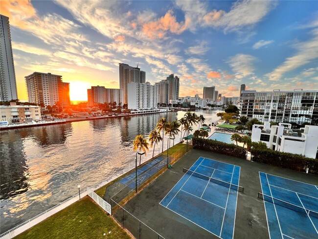 Foto del edificio - 1000 Parkview Dr