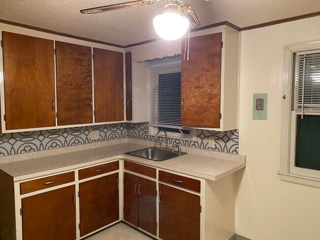 2 Bright 2 bedroom apartment - 149 Briscoe Ave