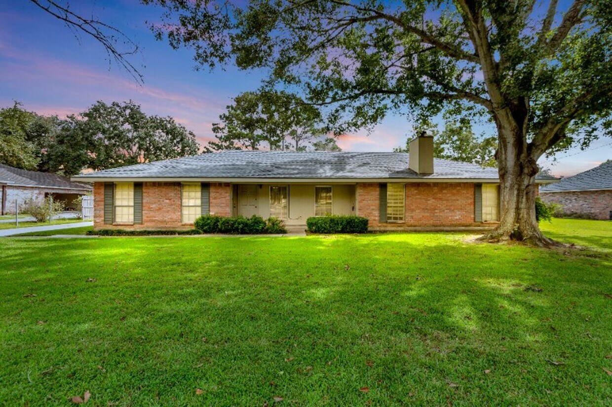 Foto del edificio - Welcome home to this beautifully maintaine...