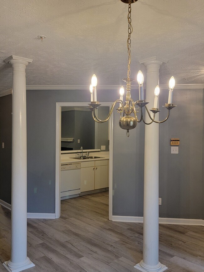 Foto del edificio - 320 Bubble Creek Ct