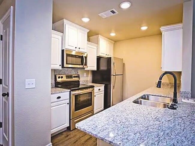 Building Photo - SUPER NICE TOWNHOUSE LOCATED ON DIXIELAND RD!!!