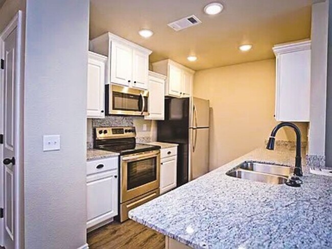 Foto del edificio - SUPER NICE TOWNHOUSE LOCATED ON DIXIELAND RD!!!