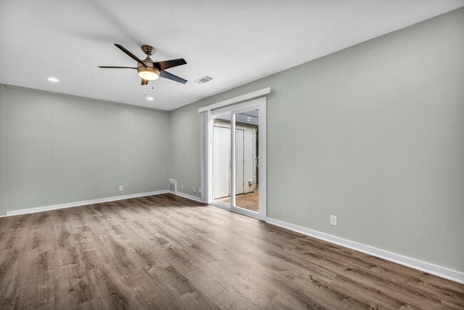 Building Photo - 2808 Skyway Cir