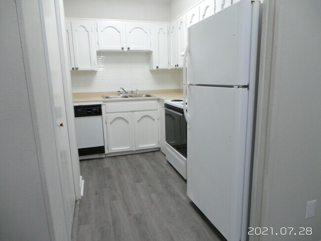 Foto del edificio - 203 E John Sims Pkwy