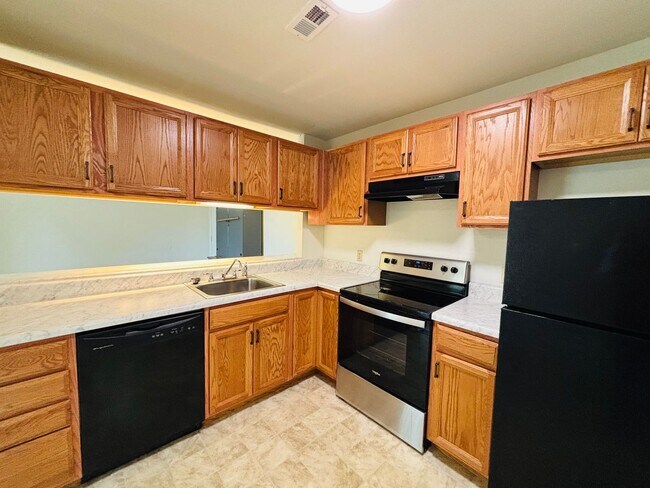Building Photo - 4 Bedroom 2 Bath Condo