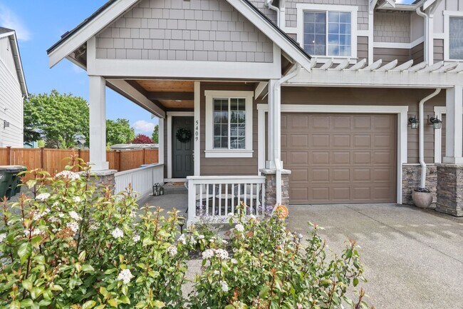 Building Photo - Spacious & Stylish 4-Bedroom A/C Townhome!