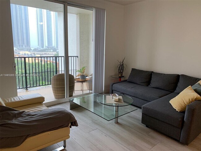 Foto del edificio - 17150 N Bay Rd