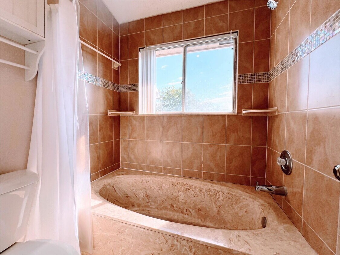 Primary Photo - 2032 Discovery Cir W