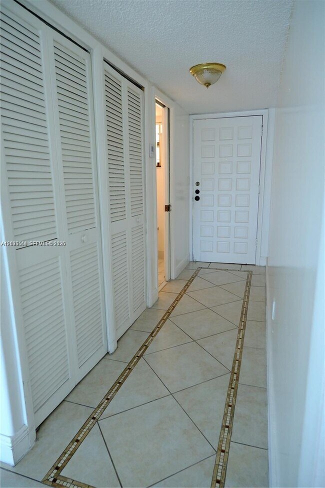 Foto del edificio - 650 NE 149th St