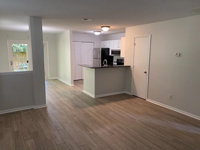 Building Photo - 1224 Meadow Park Ln