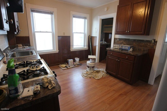 Building Photo - 128 Brooks St