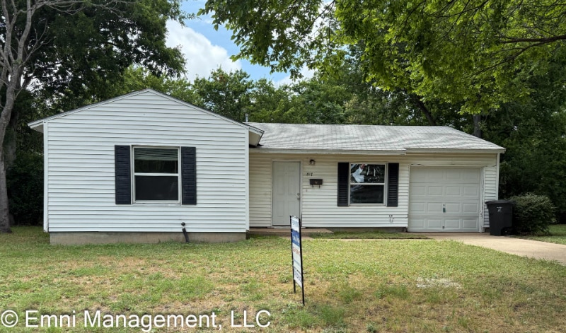 Primary Photo - 807 Crockett Dr