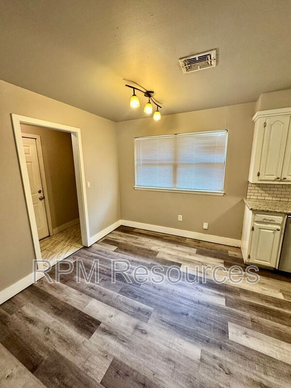 Building Photo - 2308 Elwood Dr