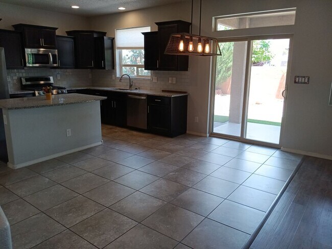Foto del edificio - 5 Bedroom, 3 Bathroom Home! Schedule a Showing Today!
