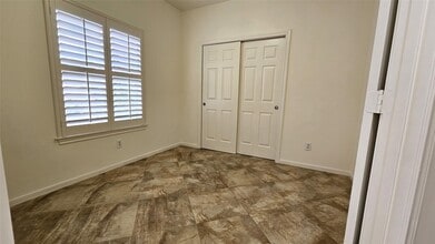 Building Photo - 305 Reinicke St