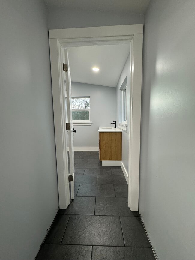 Building Photo - 611 Tangent St