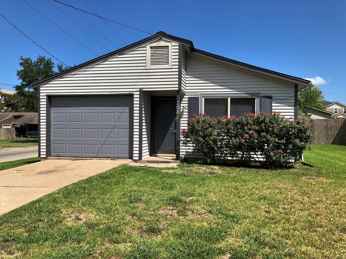 Primary Photo - 3bd/1ba House w/ Garage & Private Backyard...