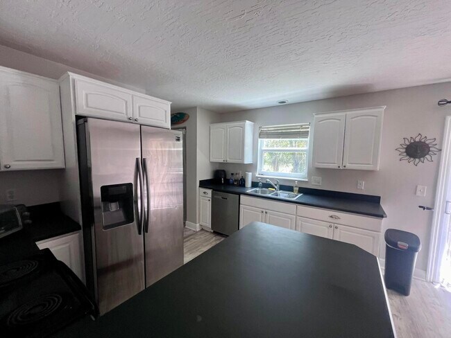 Building Photo - 125 Sandy Shoes Dr