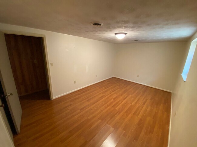 Building Photo - 3/4 bedroom 1 bath single family home in B...