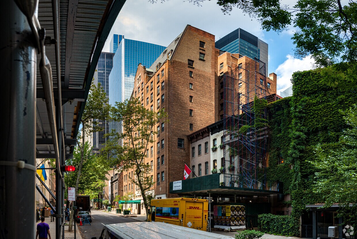 Fotografía del edificio - 235 E 49th St