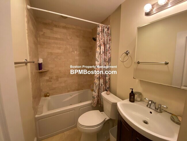 Building Photo - 27 Lamartine St