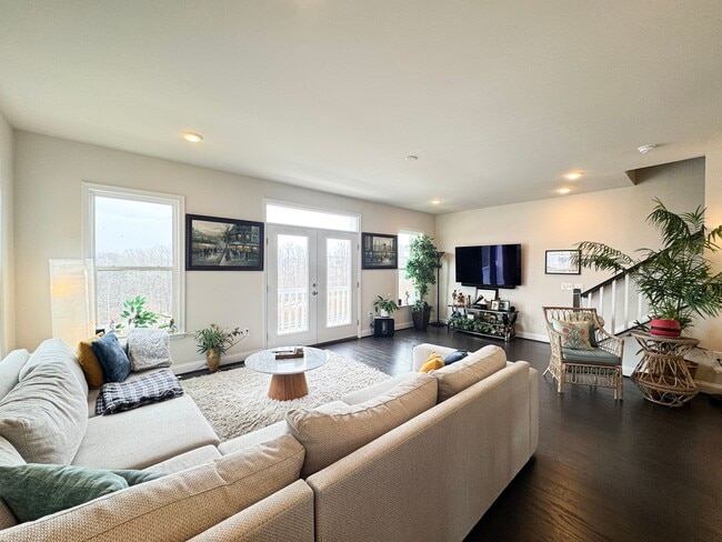 Building Photo - ***Coming Soon*** Fantastic 4 Bed 3.5 Bath End Unit Townhome In Potomac Shores Town Center