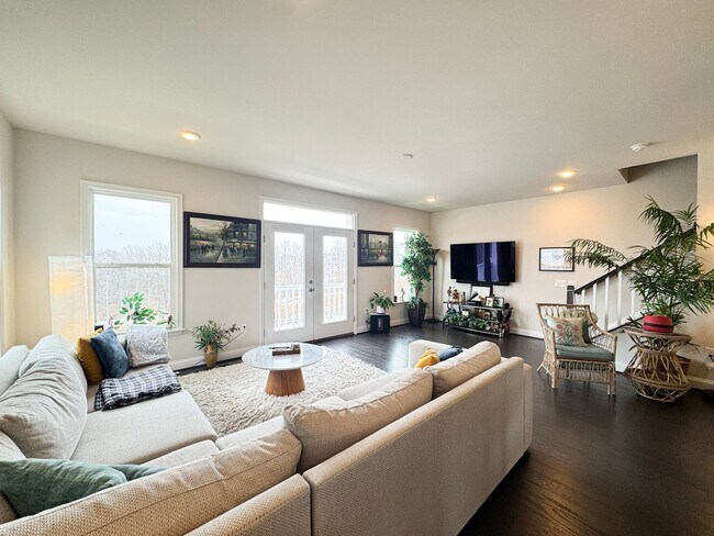 Foto del edificio - ***Coming Soon*** Fantastic 4 Bed 3.5 Bath End Unit Townhome In Potomac Shores Town Center