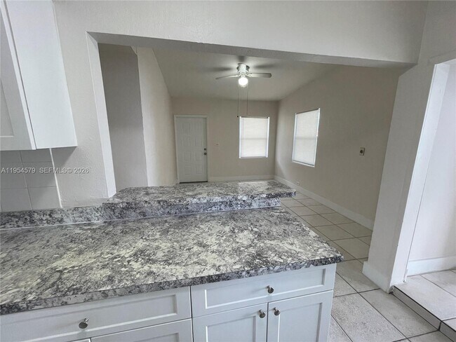 Foto del edificio - 15901 W Bunche Park Dr