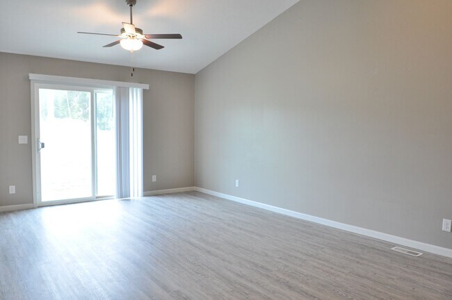 Foto del edificio - New 4 Bedroom • 4 Bathroom Duplex at 168th & Dodge