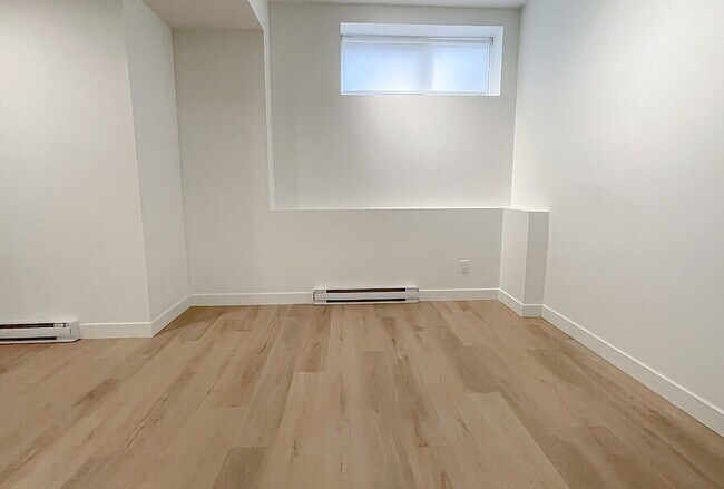 Photo du bâtiment - Modern 1Bed, 1Bath Basement Suite in Altad...