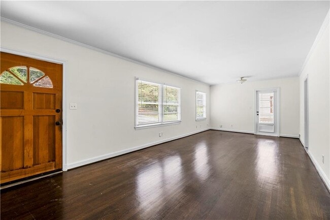 Building Photo - 990 Lindridge Dr NE