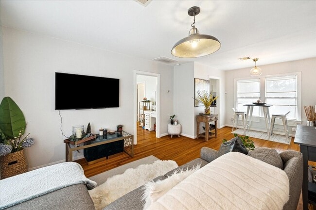 Photo - 2511 White Oak Dr Apartment