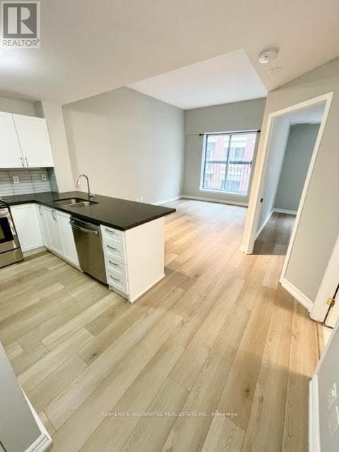 Building Photo - 4198 Dundas St W