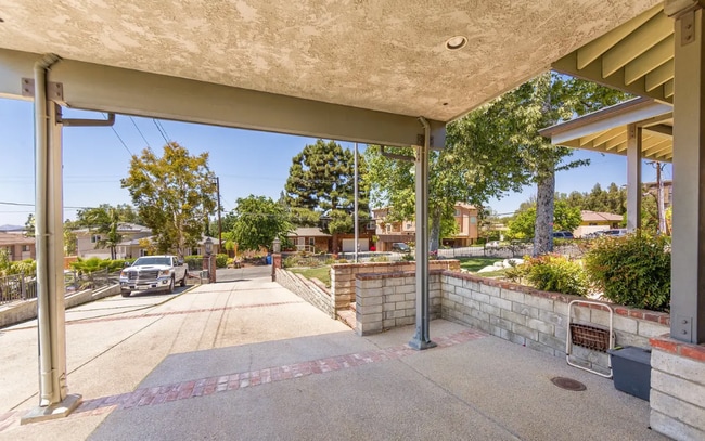 Building Photo - 1762 Los Feliz Dr