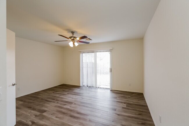 Foto del edificio - 5725 E Flower Cir