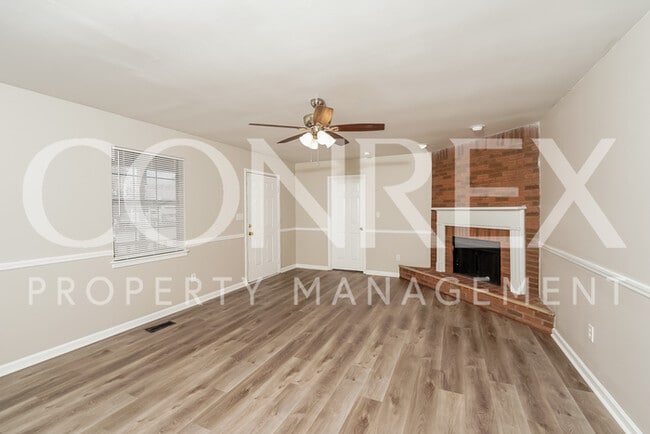 Building Photo - Charming 3 Bedroom