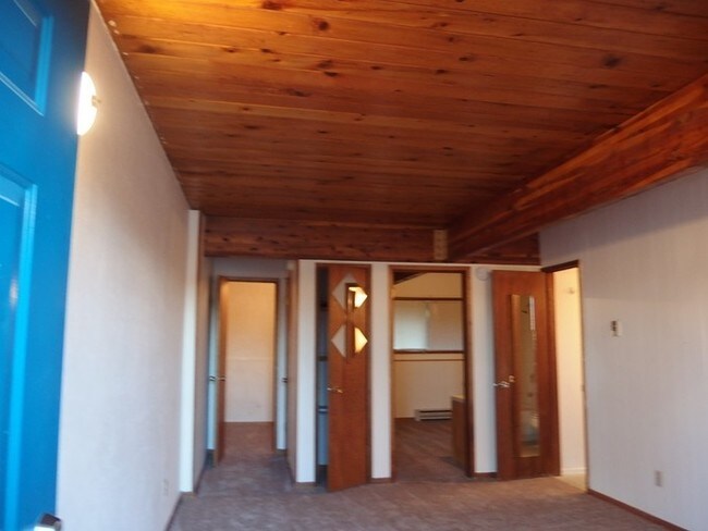 Foto del edificio - Queen Road Apartments UNDER NEW MANAGEMENT