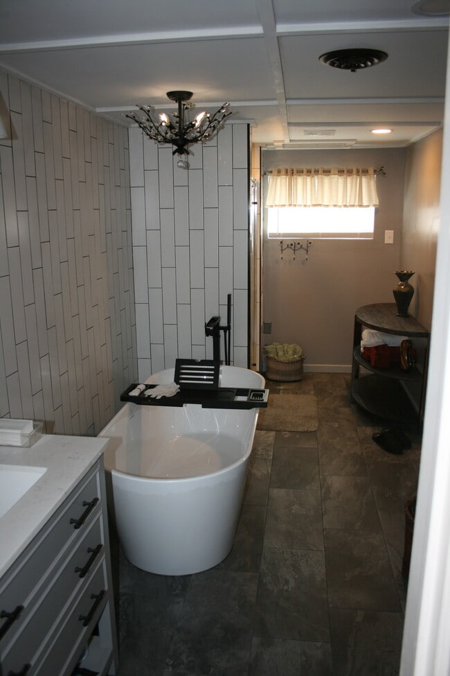 Baño - 1211 National Pike