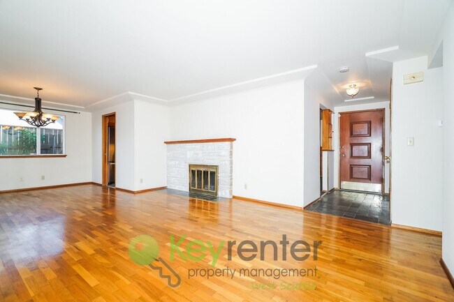 Building Photo - Live Comfortably in This 3-Bedroom with St...