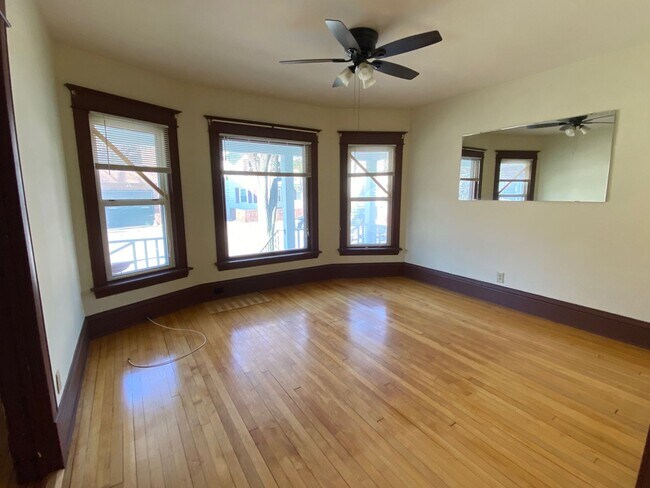 Foto del edificio - 315-317 N Paterson Street