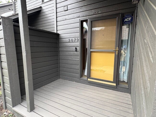 Building Photo - Spacious 2BD/2.5BA Townhome in Quiet Commu...