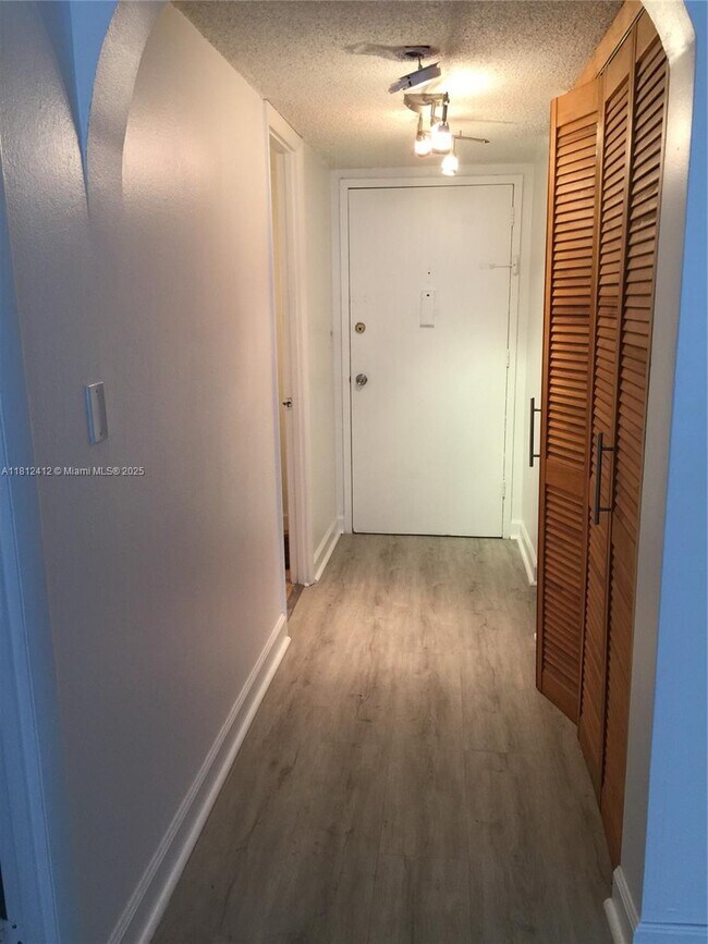 Foto del edificio - 2025 NE 164th St