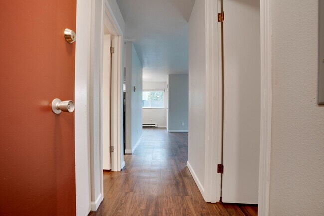Building Photo - 1 Bed/1 Bath Condo w/ A/C on Echo Lake, Sh...