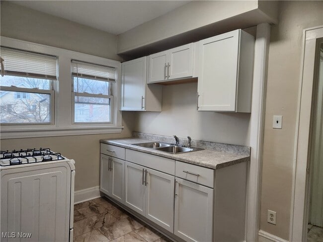 Building Photo - 529 E Cuyahoga Falls Ave